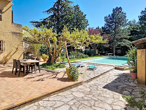 Maison Les Angles 4 pièce(s) 111 m2 plus 2 garages et dépendances sur un terrain de 964 m² avec piscine. - 5