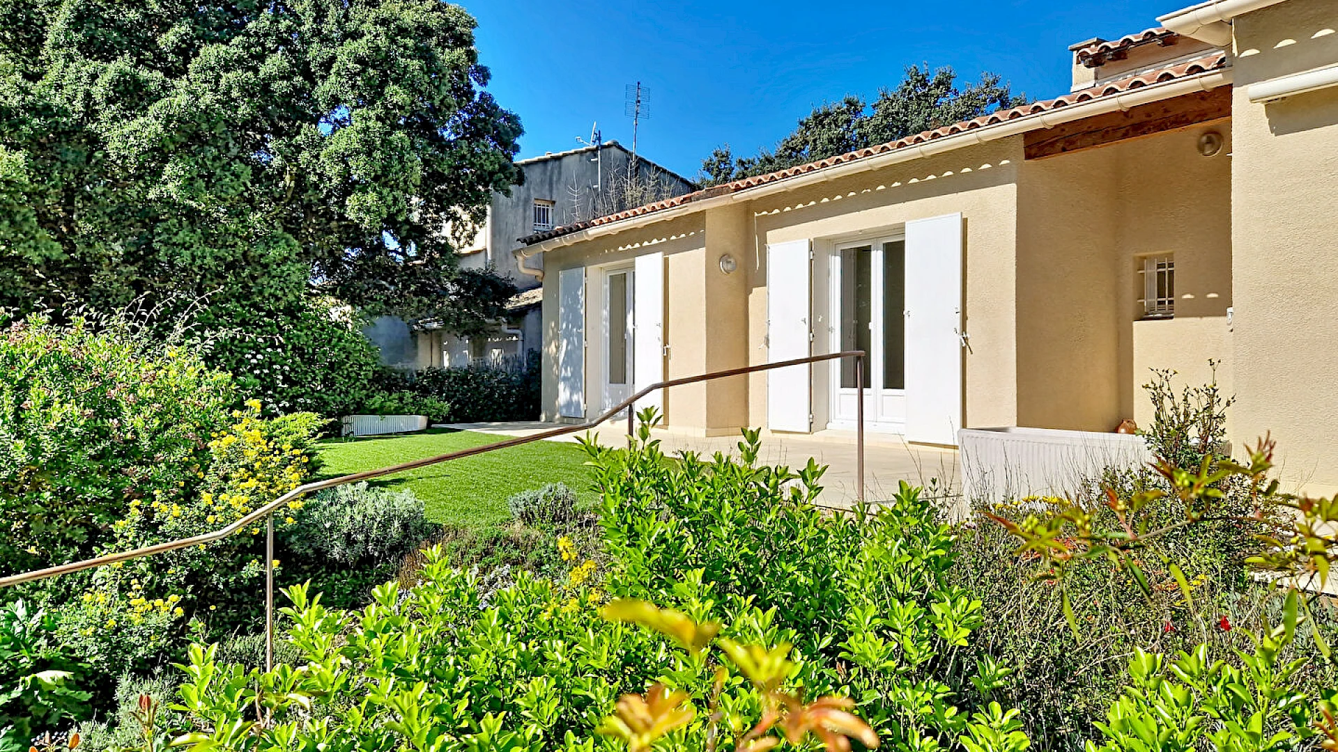 Maison Les Angles 4 pièce(s) 110 m2 plus garage sur une parcelle de 485 m².