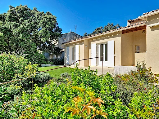 Maison Les Angles 4 pièce(s) 110 m2 plus garage sur une parcelle de 485 m². - 1