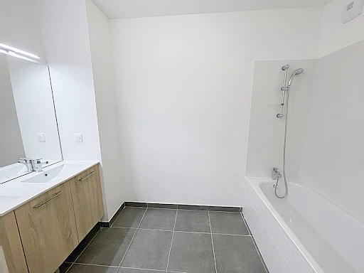 Appartement neuf  - Terrasse - 3 chambres - Proche remparts - - 9