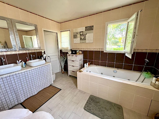 A seulement 10 mns de VILLENEUVE LES AVIGNON , ensemble immobilier de 2 Villas  Sauveterre 10 pièce(s) 280 m2 - 12