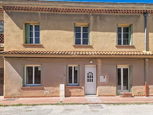 Maison Roquemaure 5 pièce(s) 112.09 m2 avec jardin de 112 m²  et place de parking privative. - 1