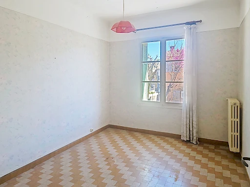 Maison Roquemaure 5 pièce(s) 112.09 m2 avec jardin de 112 m²  et place de parking privative. - 13