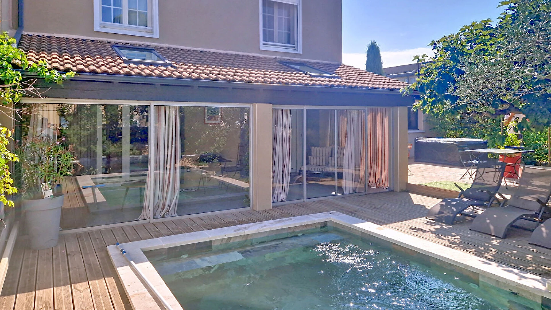 Maison Les Angles 5 pièce(s) 140 m2  plus garage sur 397 m² de terrain avec piscine.