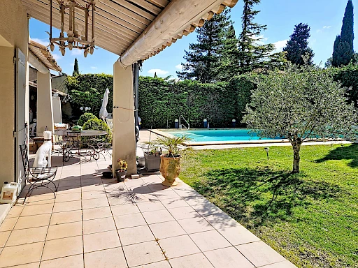 Maison  7 pièce(s) 190 m2 habitables  plus garage  sur 1433 m² de terrain avec piscine. - 17