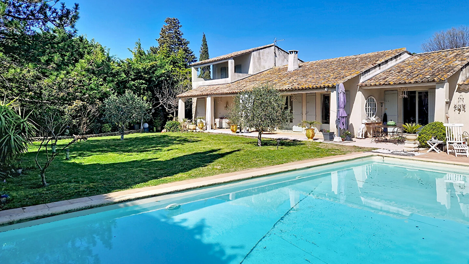Maison  7 pièce(s) 190 m2 habitables  plus garage  sur 1433 m² de terrain avec piscine.