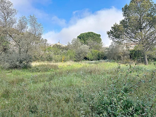 Terrain constructible de 1496 m² à Villeneuve-lès-Avignon - 2