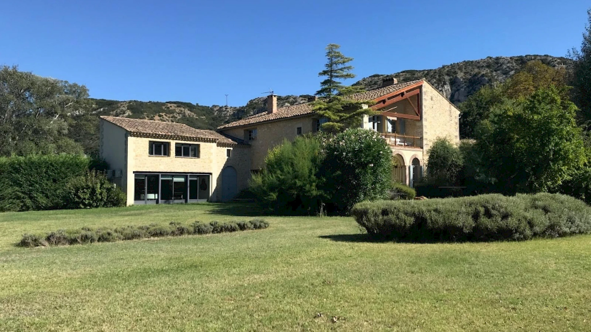 Mas Pujaut 6 pièce(s) 313 m2 sur 4540 m² avec piscine.