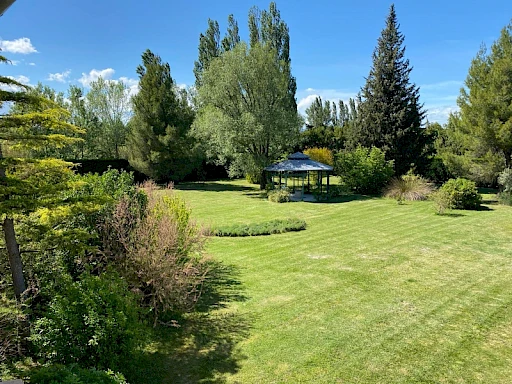 Mas Pujaut 6 pièce(s) 313 m2 sur 4540 m² avec piscine. - 3