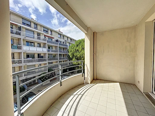 Appartement Avignon 3 pièce(s) 66 m2 habitables plus terrasse, parking et cave privative vendu loué. - 2