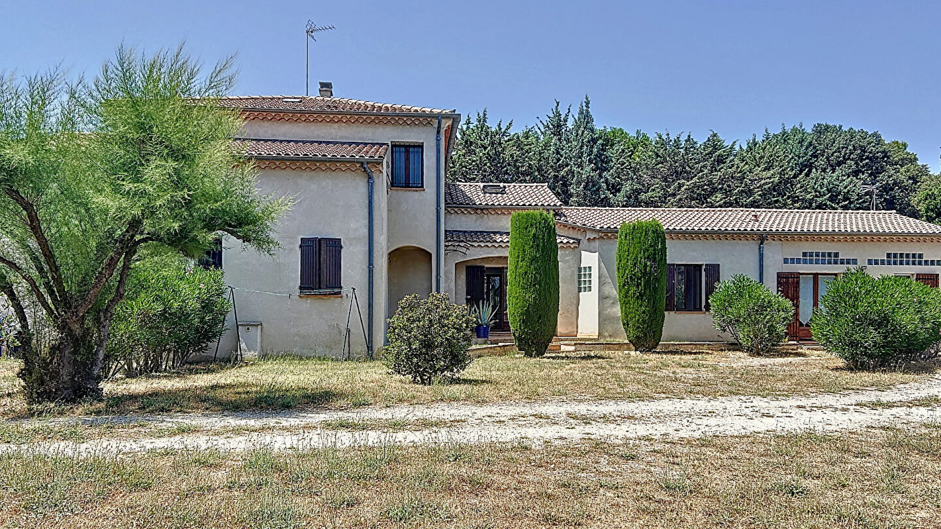 À vendre - Maison familiale avec dépendances à Pujaut