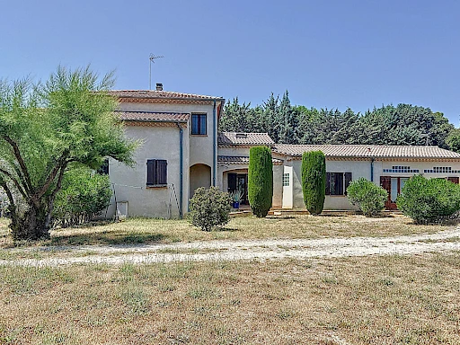 À vendre - Maison familiale avec dépendances à Pujaut - 1