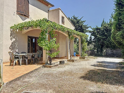 À vendre - Maison familiale avec dépendances à Pujaut - 2