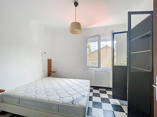 A VENDRE AVIGNON (84000) à 300M DES REMPARTS : charmante maison indépendante - 6 pièces avec cour et garage! - 8