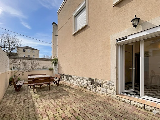 A VENDRE AVIGNON (84000) à 300M DES REMPARTS : charmante maison indépendante - 6 pièces avec cour et garage! - 14