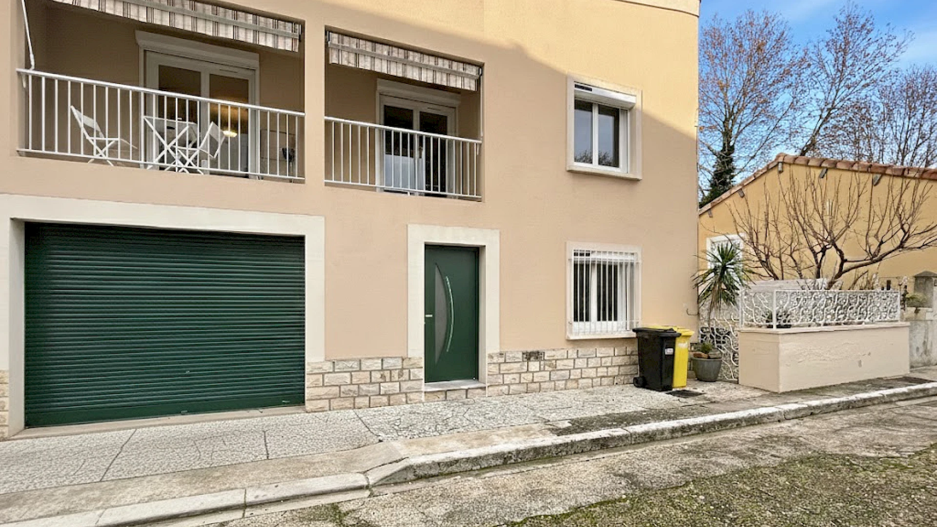 A VENDRE AVIGNON (84000) à 300M DES REMPARTS : charmante maison indépendante - 6 pièces avec cour et garage!