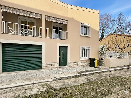 A VENDRE AVIGNON (84000) à 300M DES REMPARTS : charmante maison indépendante - 6 pièces avec cour et garage! - 1