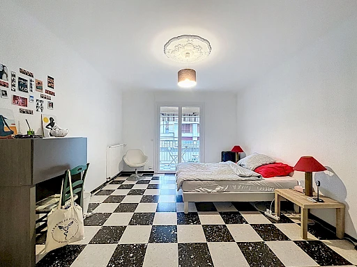 A VENDRE AVIGNON (84000) à 300M DES REMPARTS : charmante maison indépendante - 6 pièces avec cour et garage! - 10