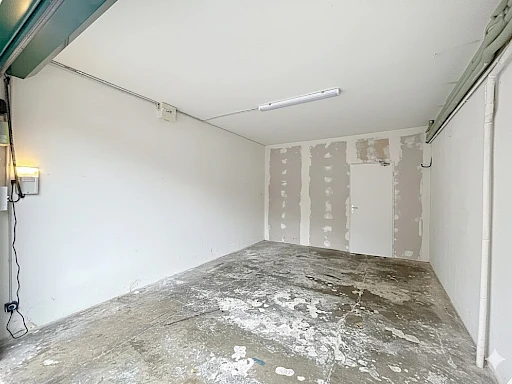 A VENDRE AVIGNON (84000) à 300M DES REMPARTS : charmante maison indépendante - 6 pièces avec cour et garage! - 13