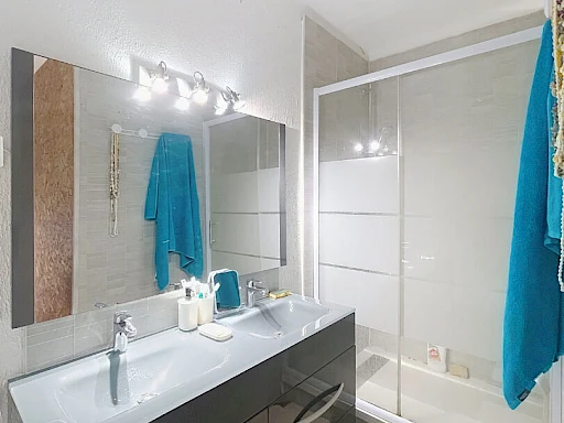 A VENDRE AVIGNON (84000) à 300M DES REMPARTS : charmante maison indépendante - 6 pièces avec cour et garage! - 12