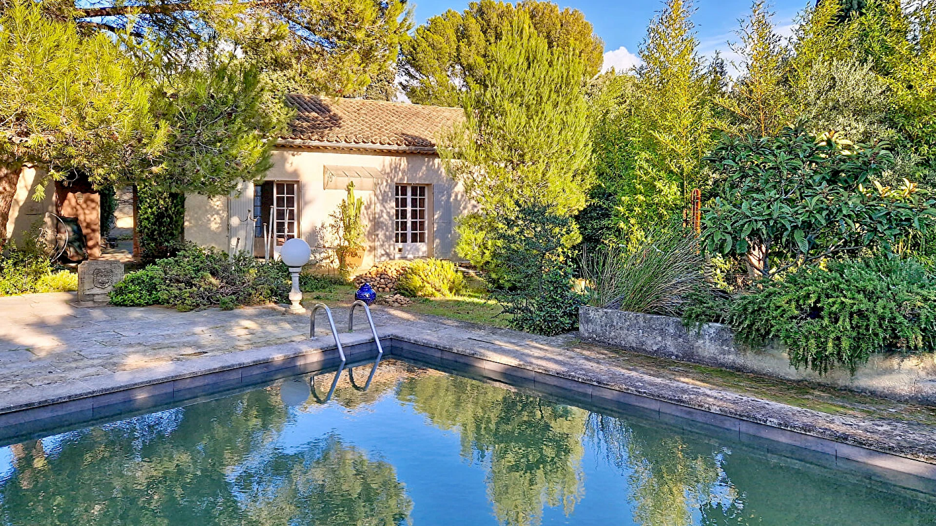 Maison Villeneuve Les Avignon 5 pièce(s) 175 m2 suer 1088 m² de terrain avec piscine