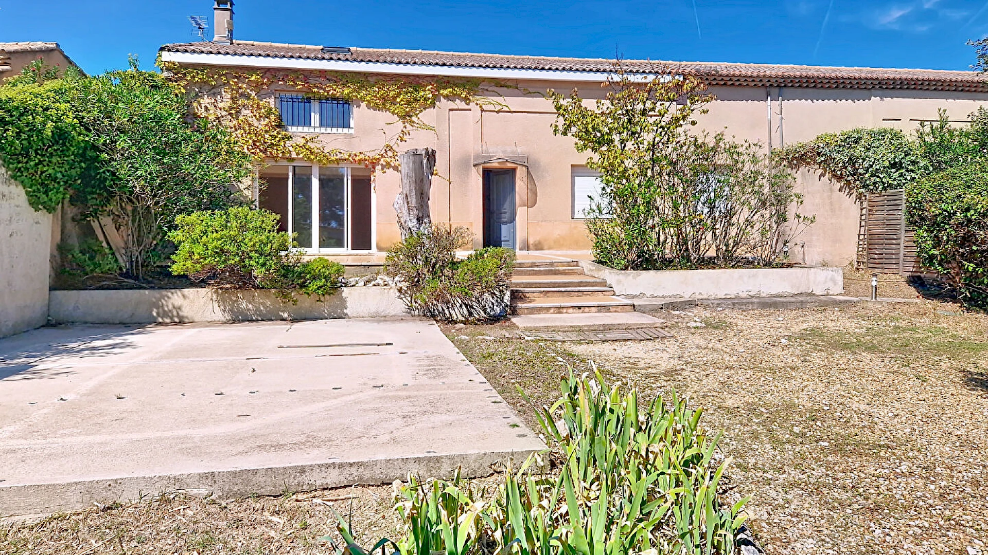 Maison Villeneuve les Avignon 5 pièce(s) 197 m2 sur  une parcelle d'environ 700 m².