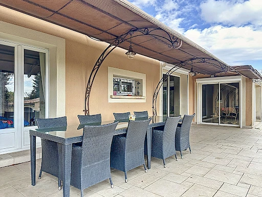 Propriété de  240 m2 environ avec  annexes, court de tennis, pétanque et garage