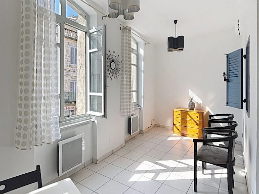 A LOUER AVIGNON INTRAMUROS (84000) : appartement 1 pièce bis - meublé - secteur carreterie