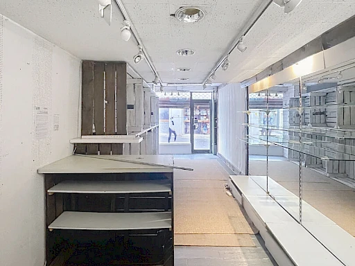 A LOUER AVIGNON INTRAMUROS (84000) : local commercial - rue des fourbisseurs - 5
