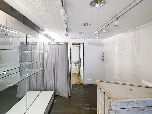 A LOUER AVIGNON INTRAMUROS (84000) : local commercial - rue des fourbisseurs - 4