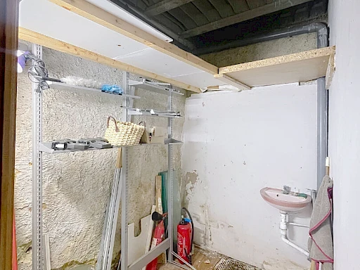 A LOUER AVIGNON INTRAMUROS (84000) : local commercial - rue des fourbisseurs - 6