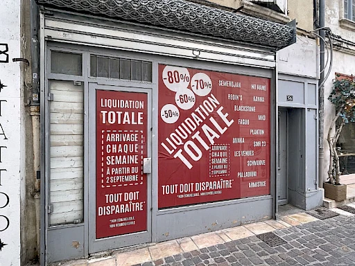 A LOUER AVIGNON INTRAMUROS (84000) : local commercial - rue des fourbisseurs - 2