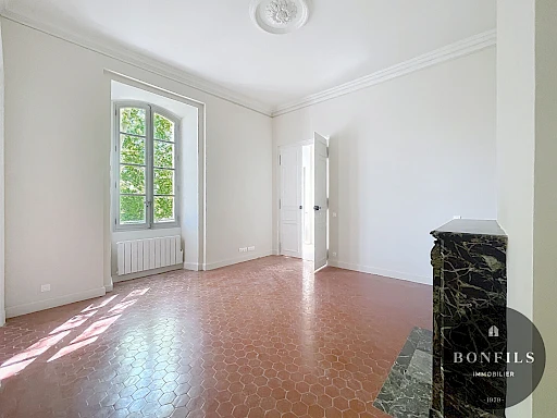 BIEN RARE A LOUER AVIGNON INTRAMUROS ( 84000 ) : charmant appartement ancien rénové - 3 pièces - balcon ! - 2