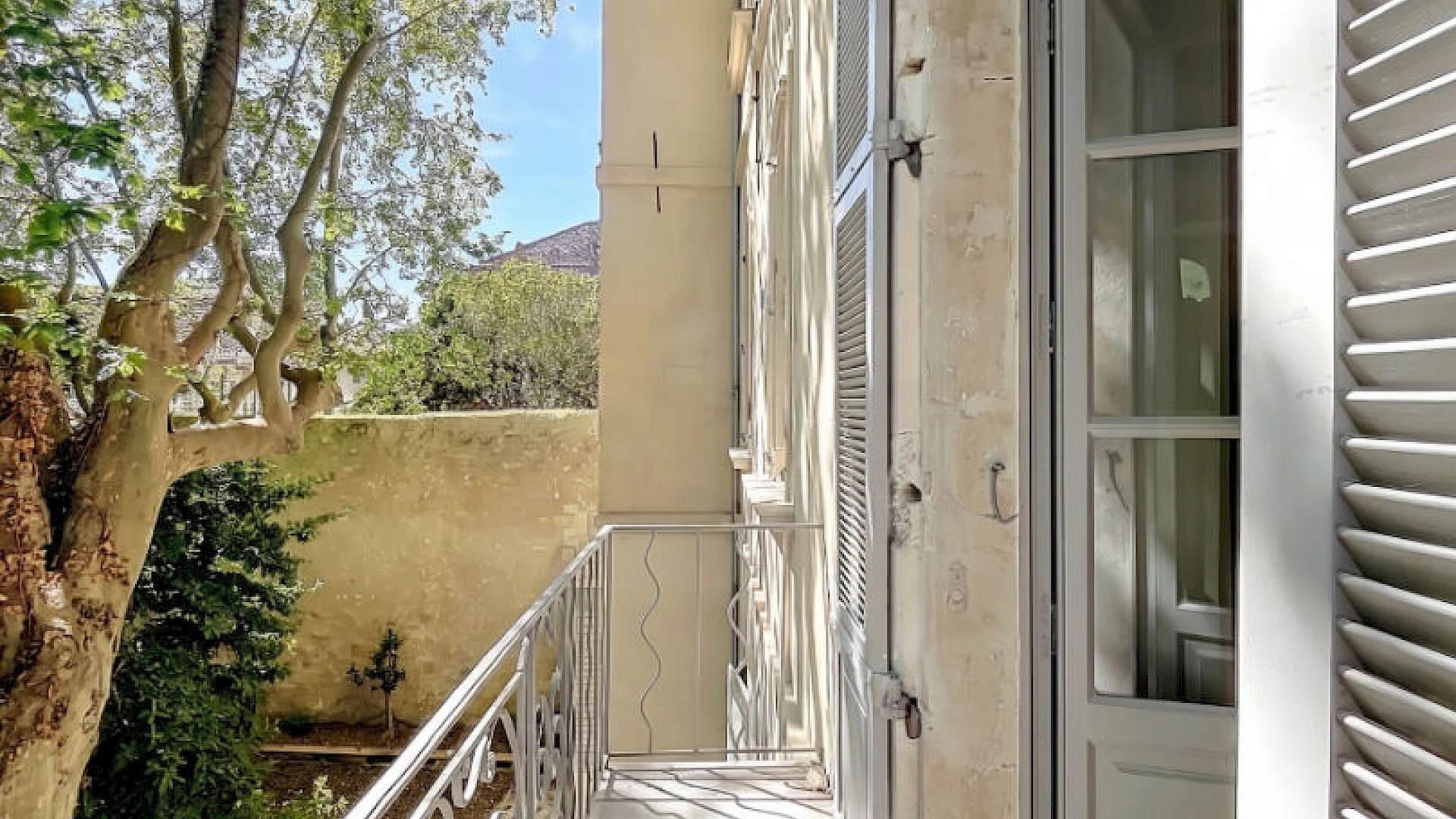 BIEN RARE A LOUER AVIGNON INTRAMUROS ( 84000 ) : charmant appartement ancien rénové - 3 pièces - balcon !