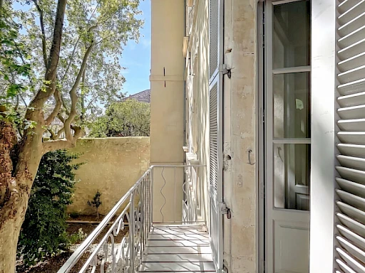 BIEN RARE A LOUER AVIGNON INTRAMUROS ( 84000 ) : charmant appartement ancien rénové - 3 pièces - balcon ! - 1
