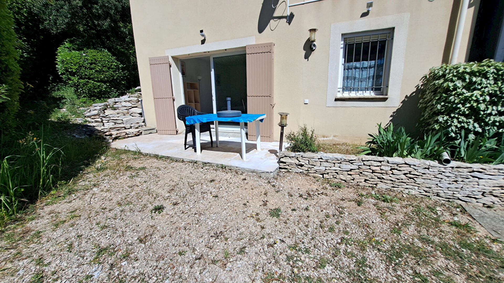 GRAND STUDIO MEUBLE 40 m²  AVEC TERRASSE + PARKING