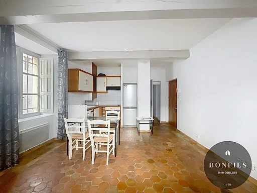 A LOUER AVIGNON INTRAMUROS ( 84000 ) : un appartement de 2 pièces - non meublé - en RDC. - 2