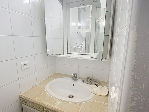 A LOUER AVIGNON INTRAMUROS ( 84000 ) : un appartement de 2 pièces - non meublé - en RDC. - 10