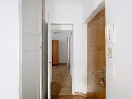 A LOUER AVIGNON INTRAMUROS ( 84000 ) : un appartement de 2 pièces - non meublé - en RDC. - 7