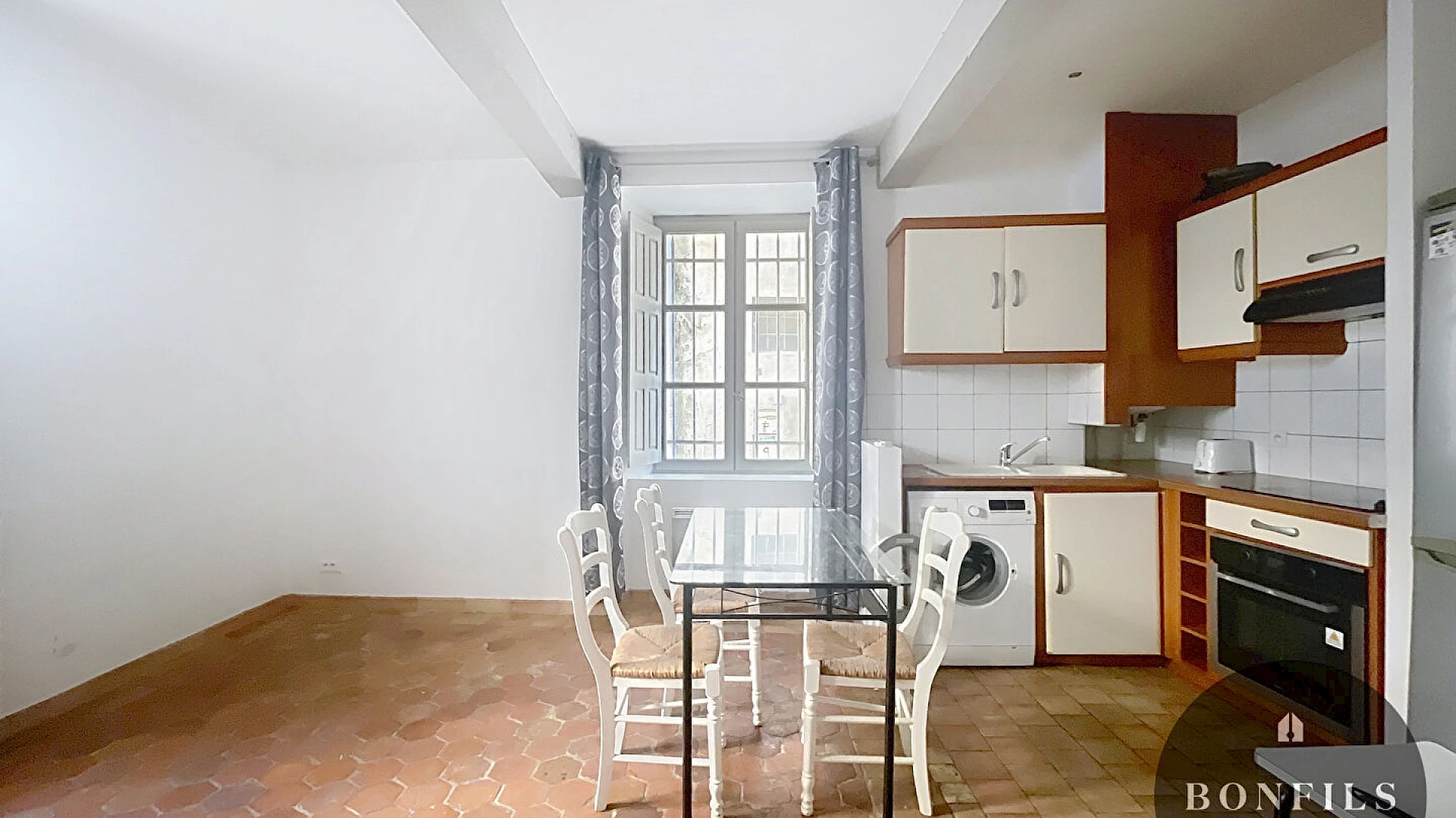 A LOUER AVIGNON INTRAMUROS ( 84000 ) : un appartement de 2 pièces - non meublé - en RDC.