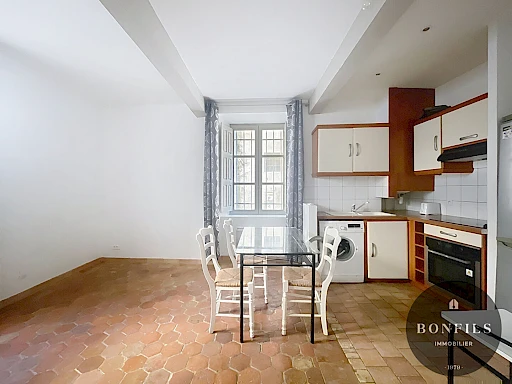 A LOUER AVIGNON INTRAMUROS ( 84000 ) : un appartement de 2 pièces - non meublé - en RDC. - 1