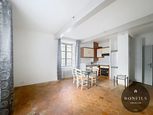 A LOUER AVIGNON INTRAMUROS ( 84000 ) : un appartement de 2 pièces - non meublé - en RDC. - 5