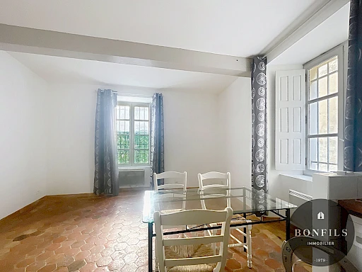 A LOUER AVIGNON INTRAMUROS ( 84000 ) : un appartement de 2 pièces - non meublé - en RDC. - 3