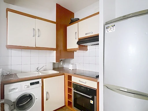 A LOUER AVIGNON INTRAMUROS ( 84000 ) : un appartement de 2 pièces - non meublé - en RDC. - 6