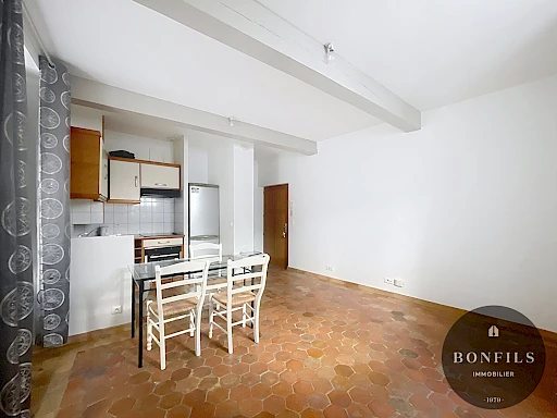A LOUER AVIGNON INTRAMUROS ( 84000 ) : un appartement de 2 pièces - non meublé - en RDC. - 4