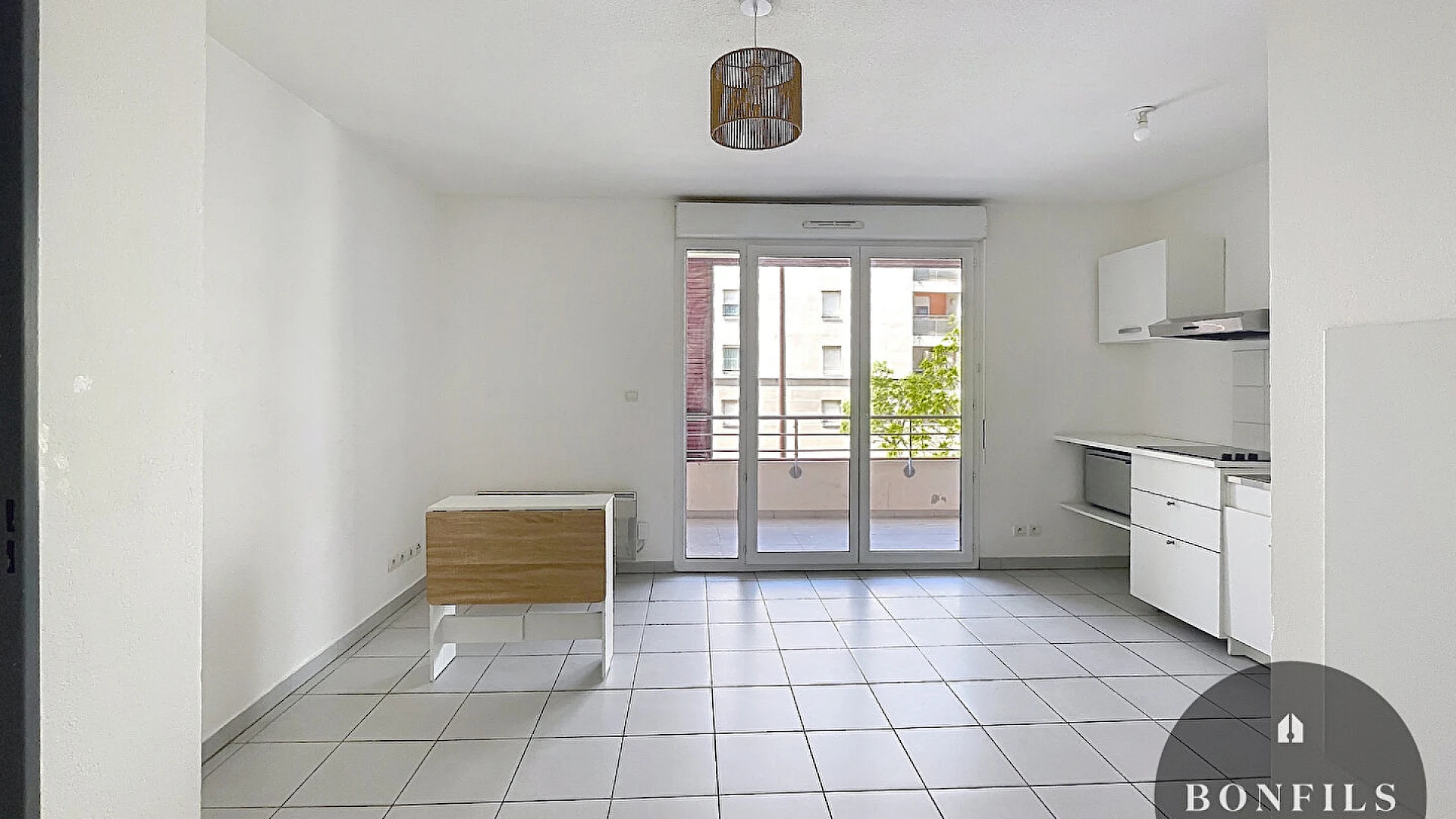 A LOUER AVIGNON EXTRA MUROS ( 84000 ) : Quartier route de montfavet, T2 meublé avec terrasse et 1 place de parking !