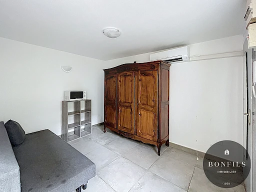 A LOUER AVIGNON INTRAMUROS ( 84000 ) : un studio non meublé - climatisé - avec terrasse commune ! - 2