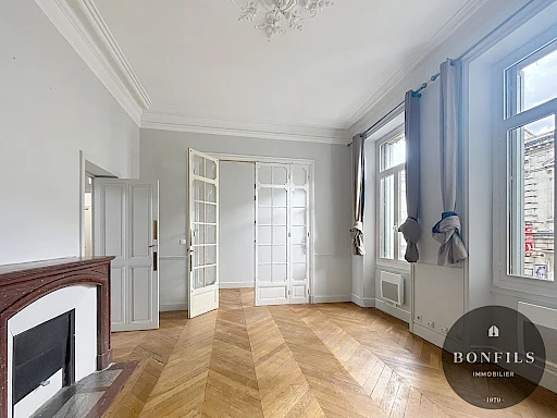 A LOUER AVIGNON INTRAMUROS ( 84000 ) : Appartement non meublé - 4 pièces - 1er étage - charme de l'ancien ! - 1