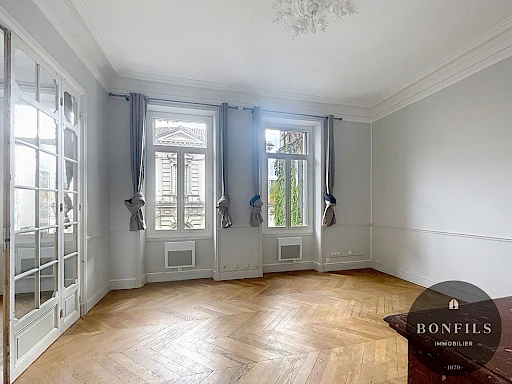 A LOUER AVIGNON INTRAMUROS ( 84000 ) : Appartement non meublé - 4 pièces - 1er étage - charme de l'ancien ! - 2
