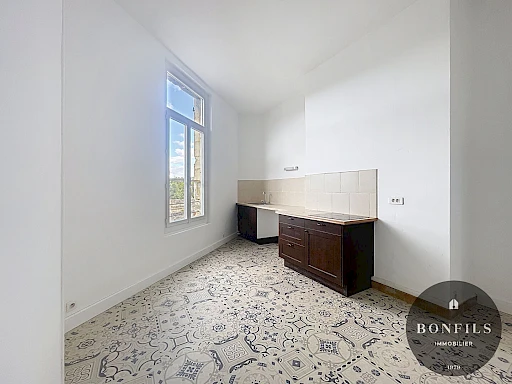 A LOUER AVIGNON INTRAMUROS ( 84000 ) : Appartement non meublé - 4 pièces - 1er étage - charme de l'ancien ! - 4